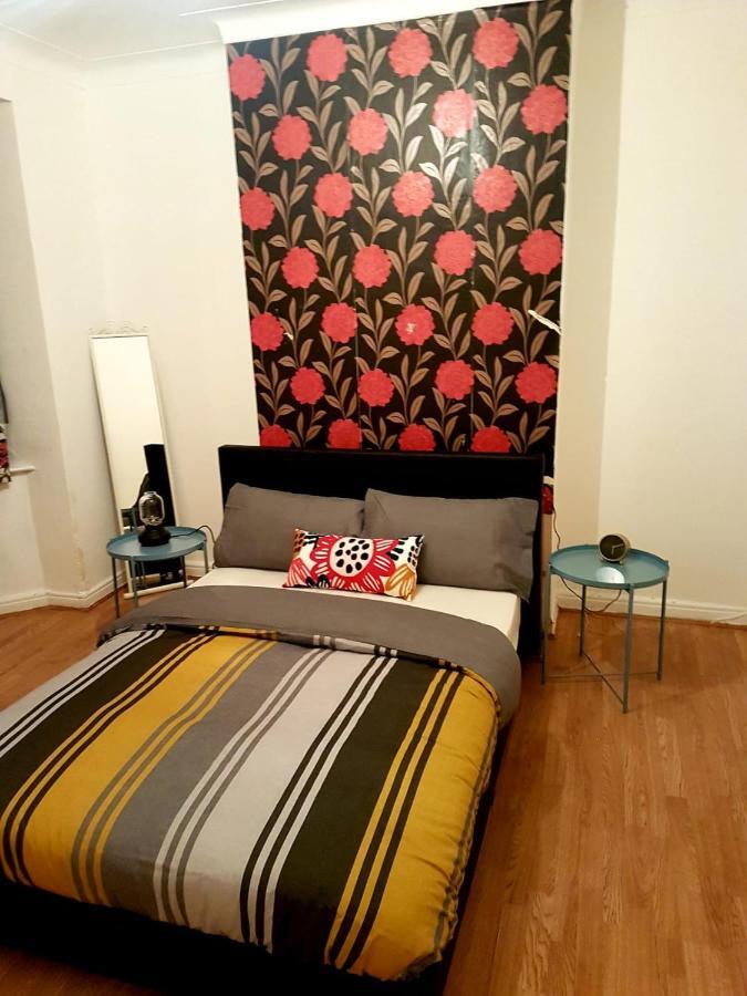 Budget House In Gants Hill Bed and Breakfast Ilford Exterior foto