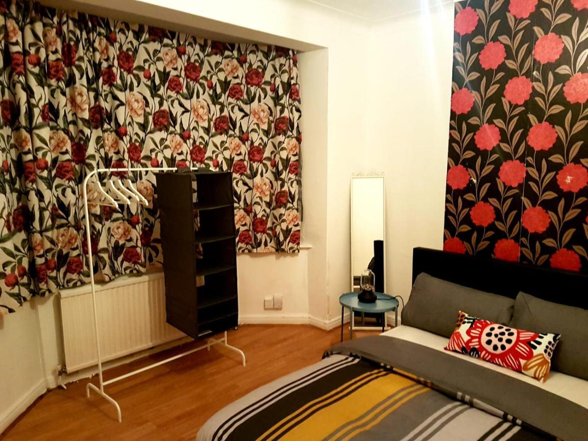 Budget House In Gants Hill Bed and Breakfast Ilford Exterior foto