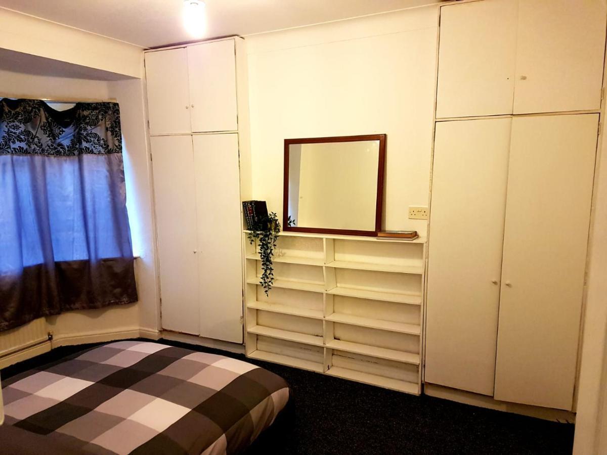 Budget House In Gants Hill Bed and Breakfast Ilford Exterior foto