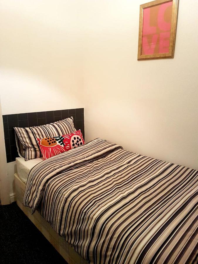 Budget House In Gants Hill Bed and Breakfast Ilford Exterior foto